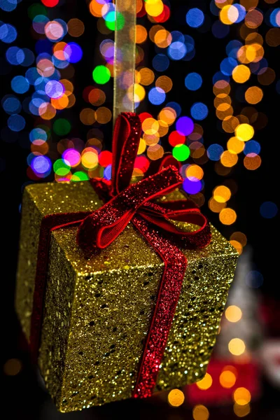 Het Houden Van Kerstversiering Tegen Bokeh Lichten Achtergrond — Stockfoto