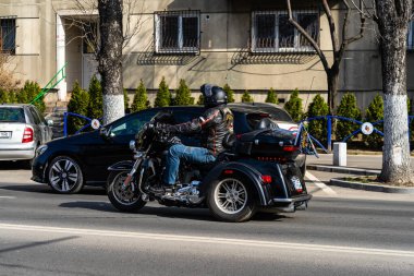 Bükreş, Romanya - CIRCA 2022: Trafik yoğun, hava kirliliği.