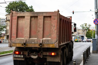 Bükreş, Romanya - CIRCA 2022: Trafik yoğun, hava kirliliği.