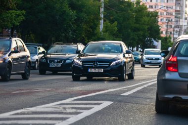 Bükreş, Romanya - CIRCA 2022: Sabah akşam araba trafiği, kirlilik, trafik sıkışıklığı.