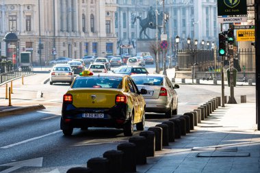 Bükreş, Romanya - CIRCA 2022: Sabah akşam araba trafiği, kirlilik, trafik sıkışıklığı.