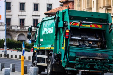 Bükreş, Romanya - CIRCA 2022: Trafik yoğun, hava kirliliği.