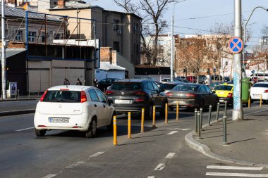 Bükreş, Romanya - CIRCA 2022: Trafik yoğun, hava kirliliği.