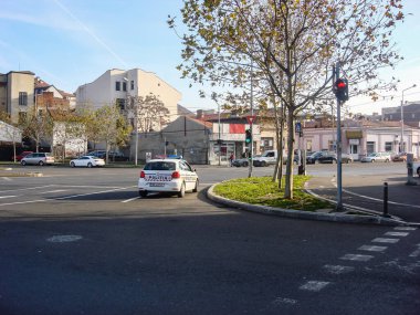 Bükreş, Romanya - CIRCA 2022: Trafik yoğun, hava kirliliği.