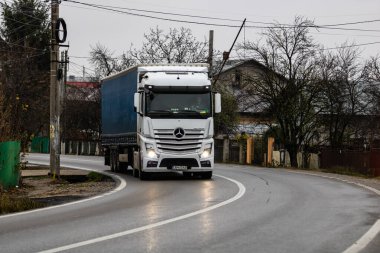 Bükreş, Romanya - CIRCA 2022: Trafik yoğun, hava kirliliği.