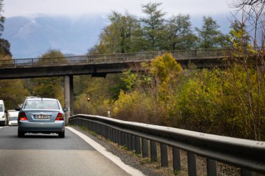 Bükreş, Romanya - CIRCA 2022: Trafik yoğun, hava kirliliği.