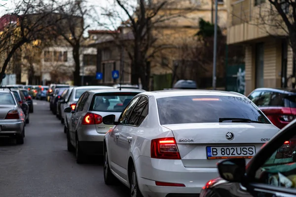 Bükreş, Romanya - CIRCA 2022: Sabah akşam araba trafiği, kirlilik, trafik sıkışıklığı.