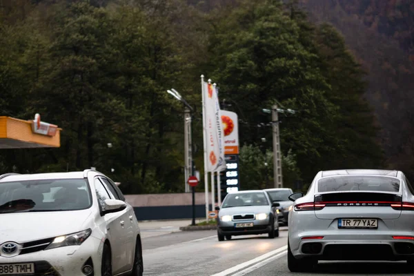 Bükreş, Romanya - CIRCA 2022: Trafik yoğun, hava kirliliği.