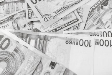 Dünya para kavramı, Euro ve US dolar banknotları, Euro ve US para birimi geçmişi, enflasyon, finans ve iş konsepti