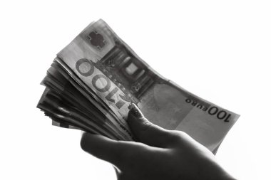 Kadın eli rüşvet gibi para veriyor ya da beyaz arka planda izole edilmiş bahşişler veriyor. Avrupa para birimi banknotları kapanıyor. Sıkı çalışma, finans ve iş konsepti için ödül