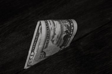 Tahta masaya 50 dolarlık banknot, yakın çekim..