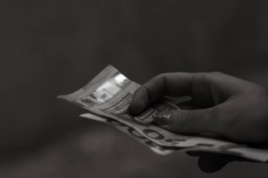 EURO banknotlarının detaylarına özen göster. EURO banknotlarını saymak ya da vermek. Dünya para kavramı, enflasyon ve ekonomi kavramı