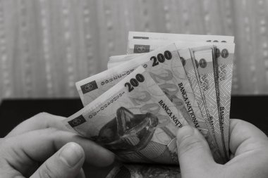 Eller para sayıyor, LEI sayıyor.