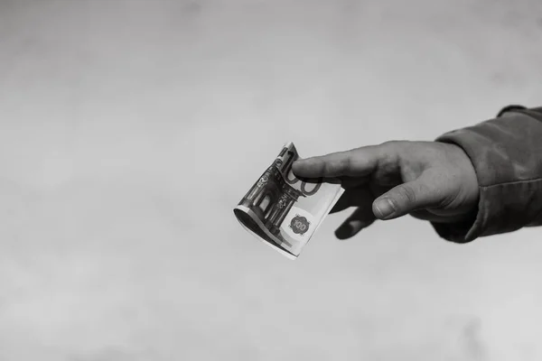 Άνθρωπος Χέρι Δίνει Χρήματα Σαν Δωροδοκία Φιλοδωρήματα Κρατώντας Τραπεζογραμμάτια Ευρώ — Φωτογραφία Αρχείου