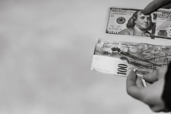 Fogja Kezét Pénzt Világpénz Koncepció Közel 100 Svájci Frank Bankjegyhez — Stock Fotó