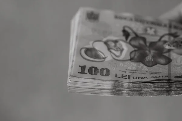 Женщина Рука Дает Деньги Взятка Советы Изолированы Банкноты Lei Закрываются — стоковое фото