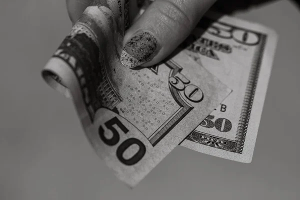 Ręce Dające Pieniądze Jak Łapówka Albo Napiwki Banknoty Dolarach Amerykańskich — Zdjęcie stockowe