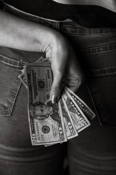 Kobieta Bierze Pieniądze Tylnej Kieszeni Dżinsów Kobieta Chowa Pieniądze Plecami — Zdjęcie stockowe