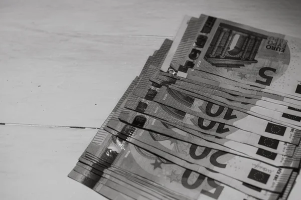 钱在桌子上欧元在白桌子上业务概念 — 图库照片