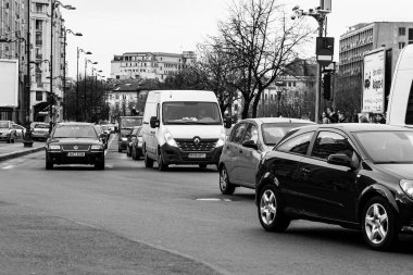Araba trafiği, kirlilik, trafik sıkışıklığı şehir merkezi Bükreş, Romanya, 2022