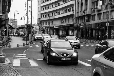Araba trafiği, kirlilik, trafik sıkışıklığı şehir merkezi Bükreş, Romanya, 2022
