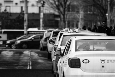 Araba trafiği, kirlilik, trafik sıkışıklığı şehir merkezi Bükreş, Romanya, 2022