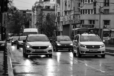 Araba trafiği, kirlilik, trafik sıkışıklığı şehir merkezi Bükreş, Romanya, 2022