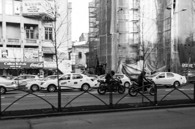 Araba trafiği, kirlilik, trafik sıkışıklığı şehir merkezi Bükreş, Romanya, 2022