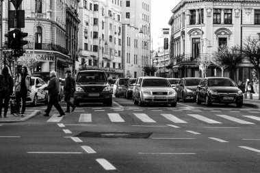 Araba trafiği, kirlilik, trafik sıkışıklığı şehir merkezi Bükreş, Romanya, 2022