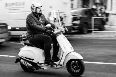 Araba trafiği, kirlilik, trafik sıkışıklığı şehir merkezi Bükreş, Romanya, 2022