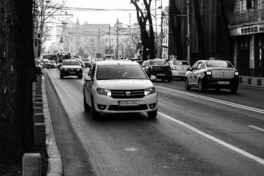 Araba trafiği, kirlilik, trafik sıkışıklığı şehir merkezi Bükreş, Romanya, 2022