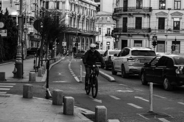 Araba trafiği, kirlilik, trafik sıkışıklığı şehir merkezi Bükreş, Romanya, 2022