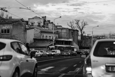 Araba trafiği, kirlilik, trafik sıkışıklığı şehir merkezi Bükreş, Romanya, 2022