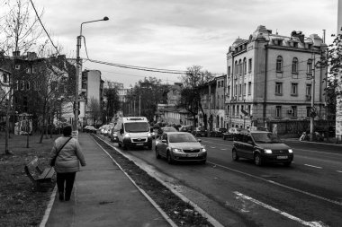 Araba trafiği, kirlilik, trafik sıkışıklığı şehir merkezi Bükreş, Romanya, 2022