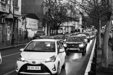 Araba trafiği, kirlilik, trafik sıkışıklığı şehir merkezi Bükreş, Romanya, 2022