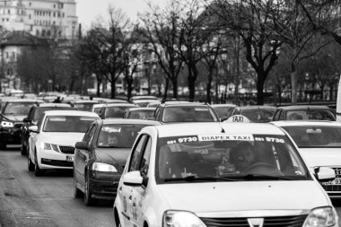 Araba trafiği, kirlilik, trafik sıkışıklığı şehir merkezi Bükreş, Romanya, 2022