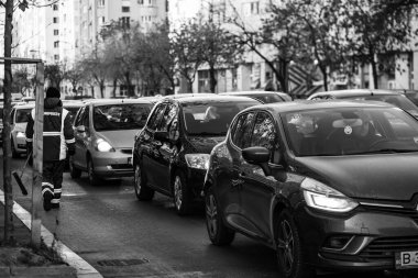 Araba trafiği, kirlilik, trafik sıkışıklığı şehir merkezi Bükreş, Romanya, 2022