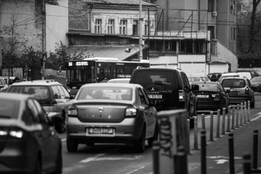 Araba trafiği, kirlilik, trafik sıkışıklığı şehir merkezi Bükreş, Romanya, 2022
