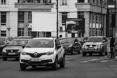 Araba trafiği, kirlilik, trafik sıkışıklığı şehir merkezi Bükreş, Romanya, 2022