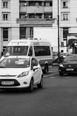 Araba trafiği, kirlilik, trafik sıkışıklığı şehir merkezi Bükreş, Romanya, 2022