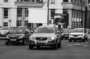 Araba trafiği, kirlilik, trafik sıkışıklığı şehir merkezi Bükreş, Romanya, 2022