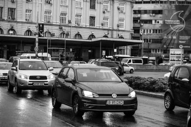 Araba trafiği, kirlilik, trafik sıkışıklığı şehir merkezi Bükreş, Romanya, 2022