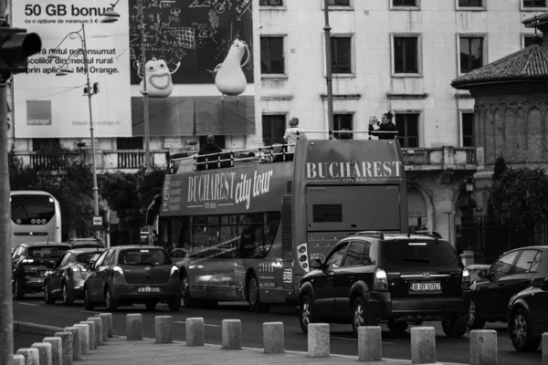 Araba trafiği, kirlilik, trafik sıkışıklığı şehir merkezi Bükreş, Romanya, 2022