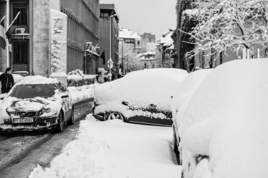 Mükemmel şekilli kar, sabahları karlı bir ortam. Kış konsepti, donmuş ve karla kaplı bir yer. Romanya 'nın Bükreş kentindeki Karlı Yol, 2021