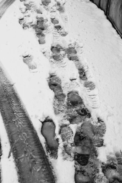Auto Und Fußspuren Schnee Verschneite Straße — Stockfoto