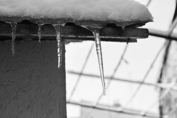 Dach Mit Schnee Bedeckt Eiszapfen Auf Dach Isoliert Nahaufnahme — Stockfoto