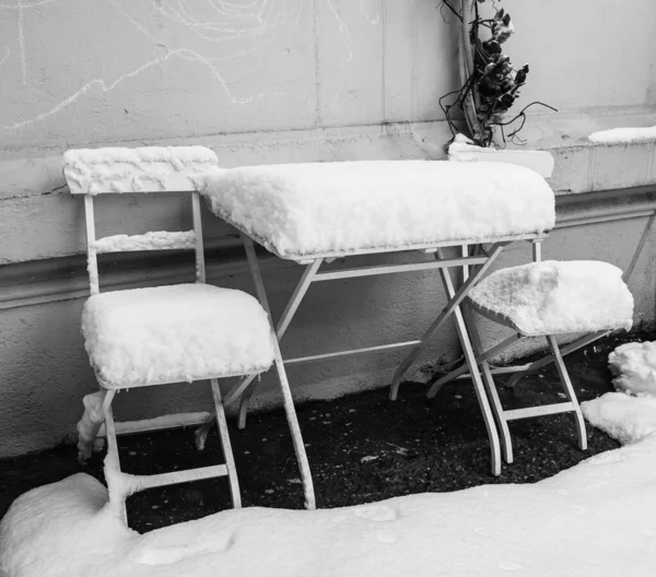 Perfekt Geformter Schnee Auf Tisch Und Stühlen Mit Schnee Bedeckt — Stockfoto