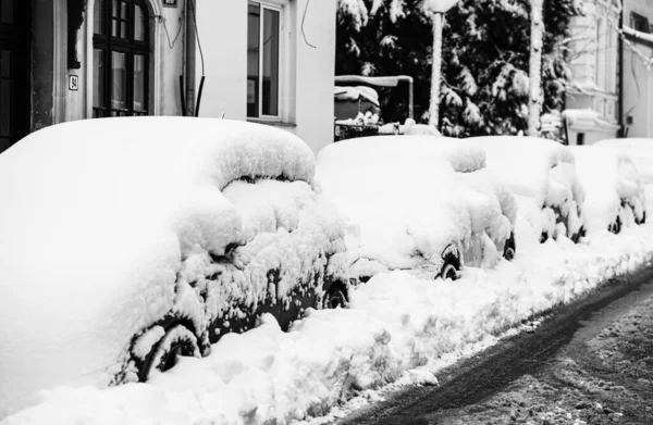 今年最初の雪の秋から雪で覆われた車 冬のコンセプトは 雪上車の通りに駐車し 雪の深い層 — ストック写真