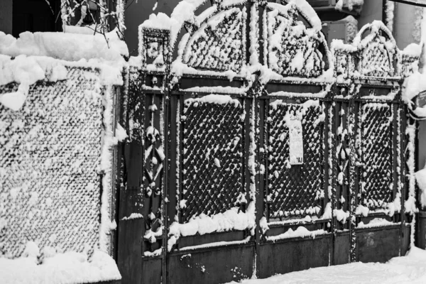 Eisentore Mit Schnee Bedeckt Wintersaison — Stockfoto
