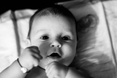 Yatakta uyuyan yeni doğmuş bebek. Yeni doğmuş bebek